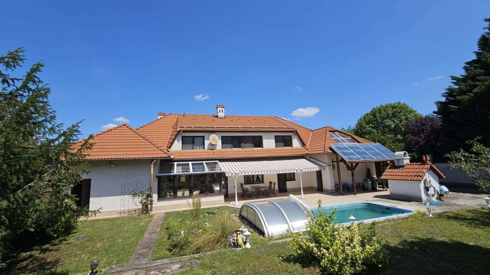 Bodajk: Großzügiges Wohnhaus mit 3 Einheiten, Pool und parkähnlichem Garten (AAA) 