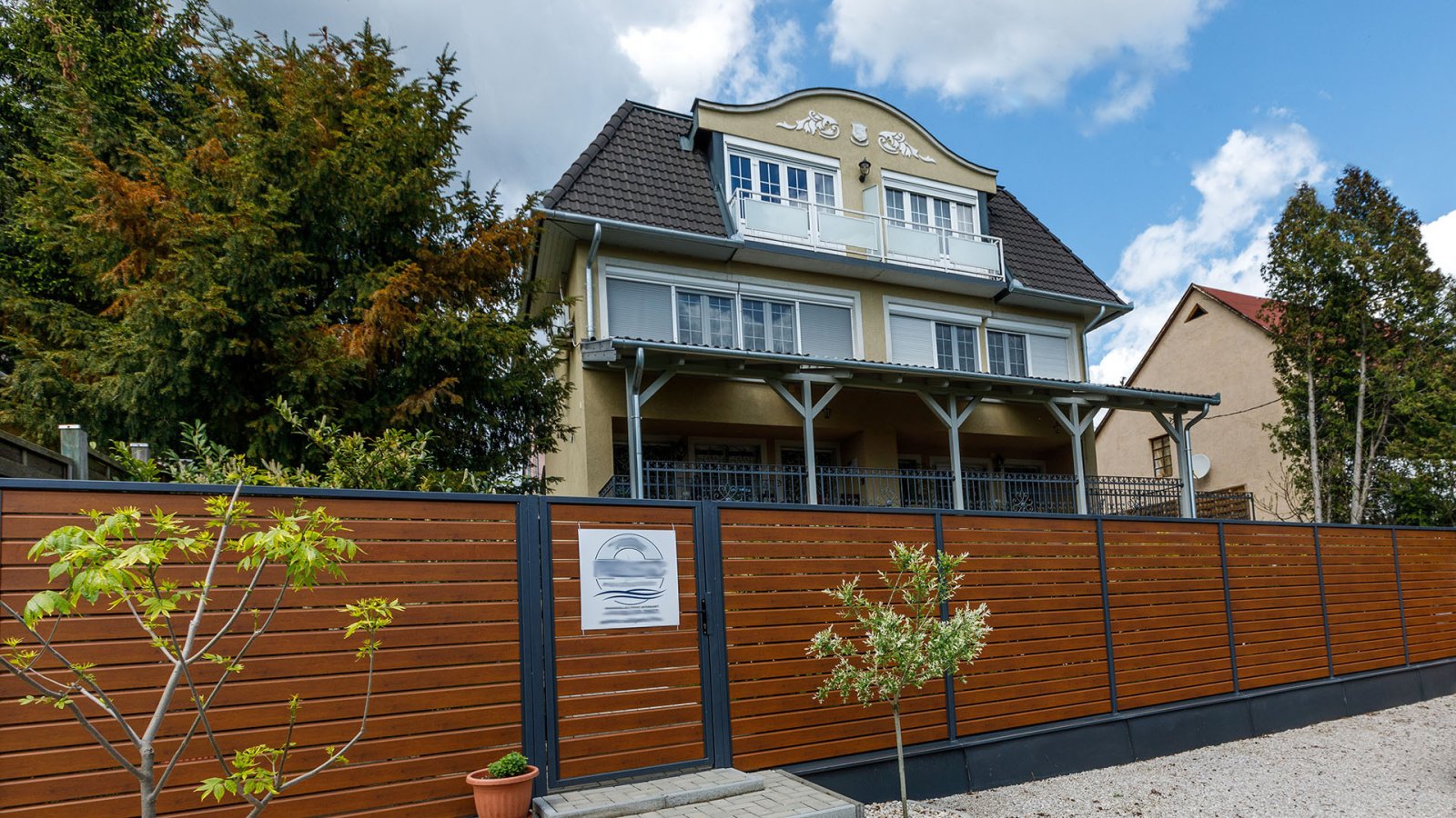 Balatongyörök: (AAA) Großes Stadthaus mit Balaton-Panorama und Geschäftsmöglichkeiten  