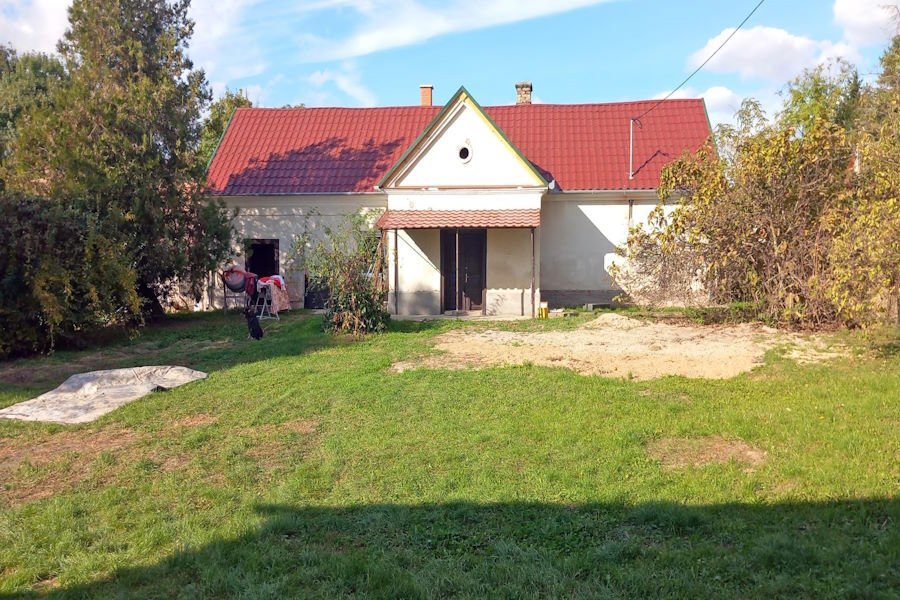 Nagyszakácsi : (BBA) Teilrenoviertes Bauernhaus mit großem Grundstück & Nebengebäuden 