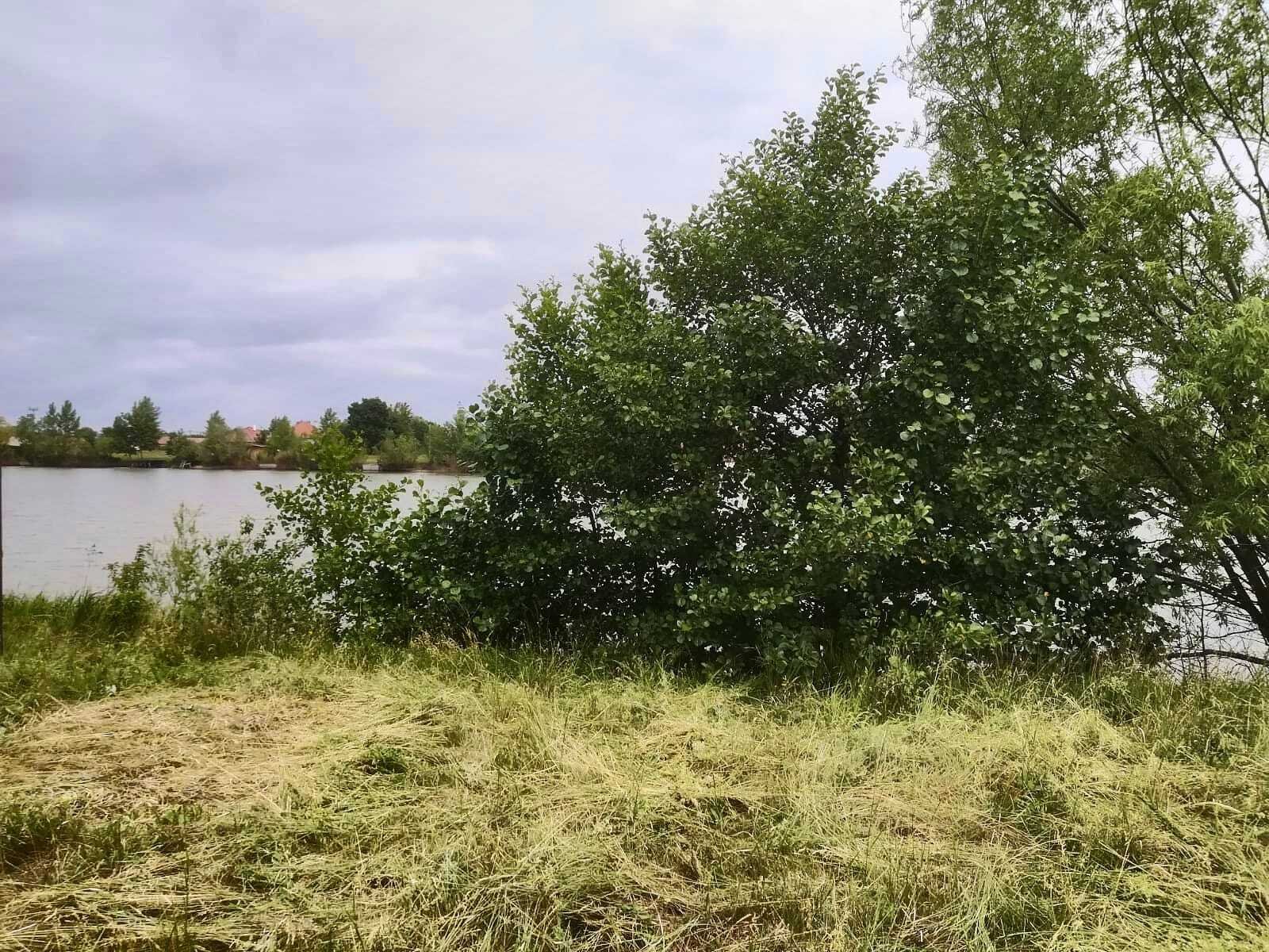 Babót: (A-A) Ein tolles Grundstück mit direktem Zugang zum Angelteich 