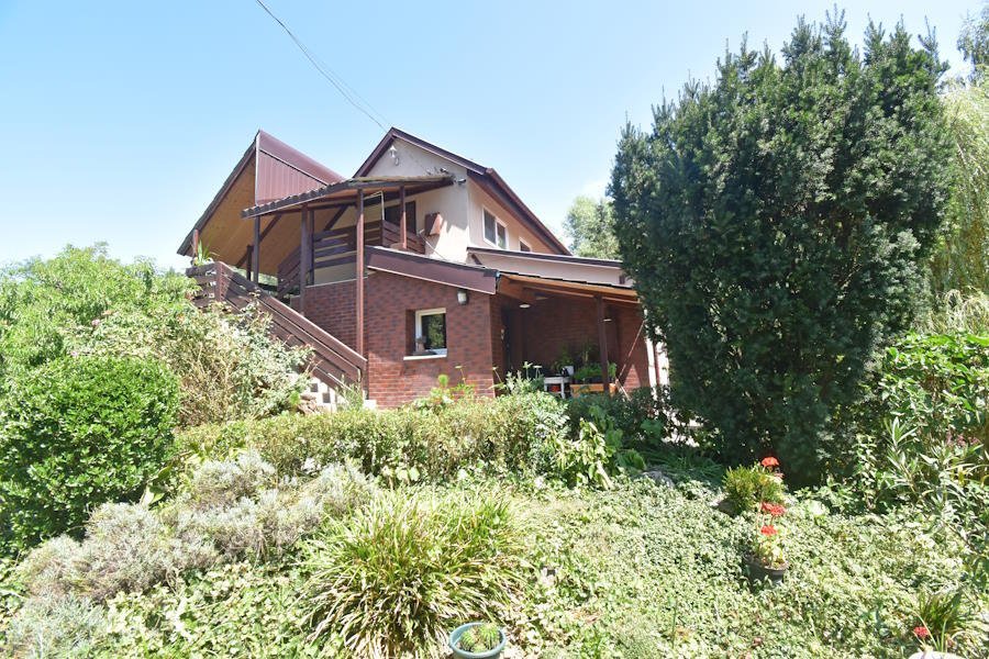 Nagykanizsa: (AAA) Haus mit Teich quasi in Alleinlage und doch zentral! 