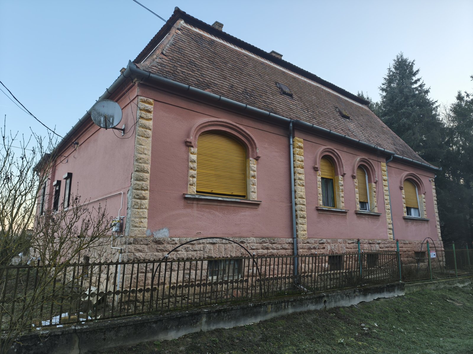 Pakod: Renovierungsbedürftiges Herrenhaus in ruhigen, harmonischer Waldumgebung Pakod: Renovierungsbedürftiges Herrenhaus in ruhigen, harmonischer Waldumgebung