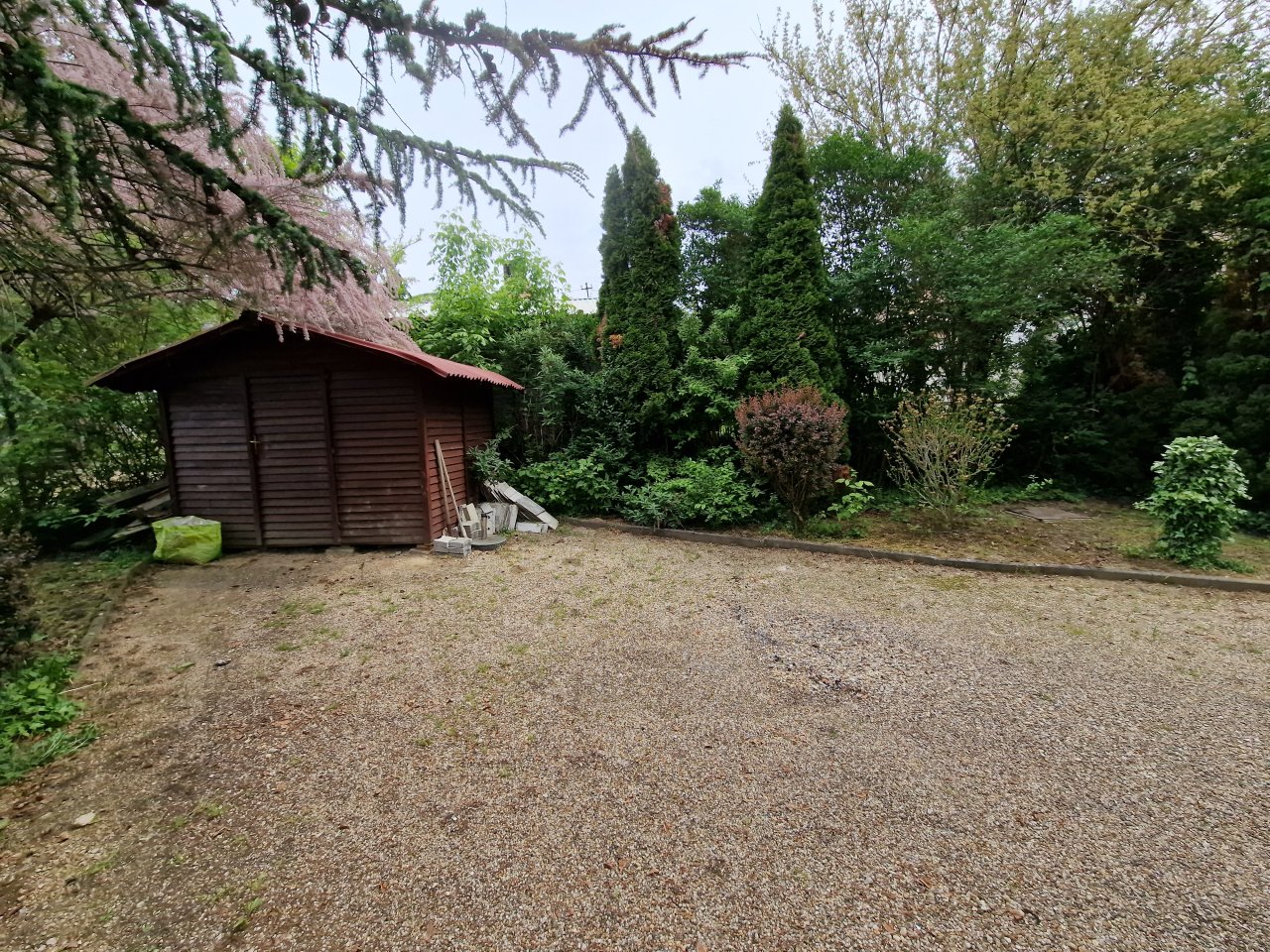 Multifunktionale Gartenhütte mit Potenzial - Ideale Stauraum- und Projektfläche in grüner Umgebung!