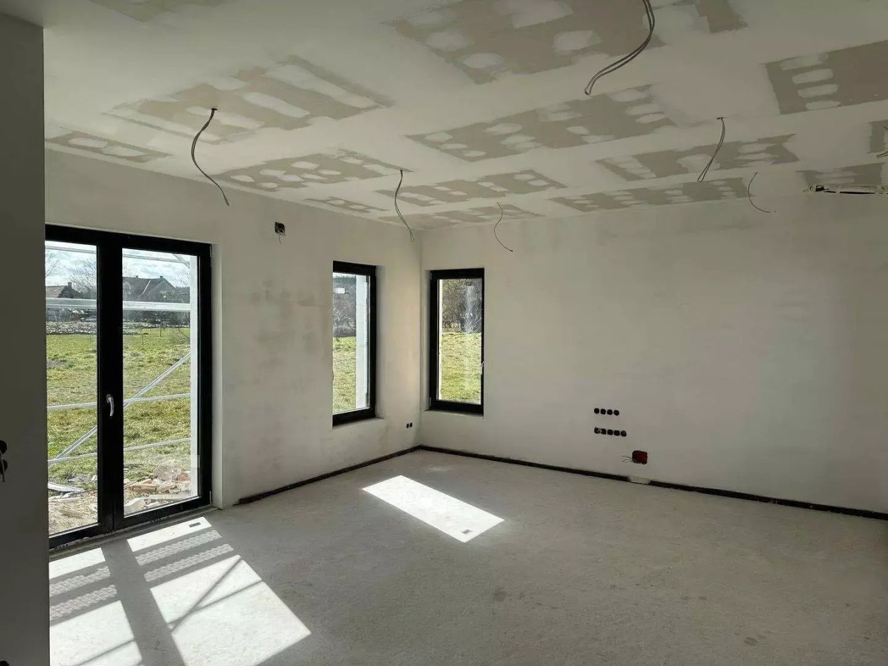 Lichtdurchfluteter Wohntraum mit intelligenter Raumaufteilung und modernen Panoramafenstern Lichtdurchfluteter Wohntraum mit intelligenter Raumaufteilung und modernen Panoramafenstern