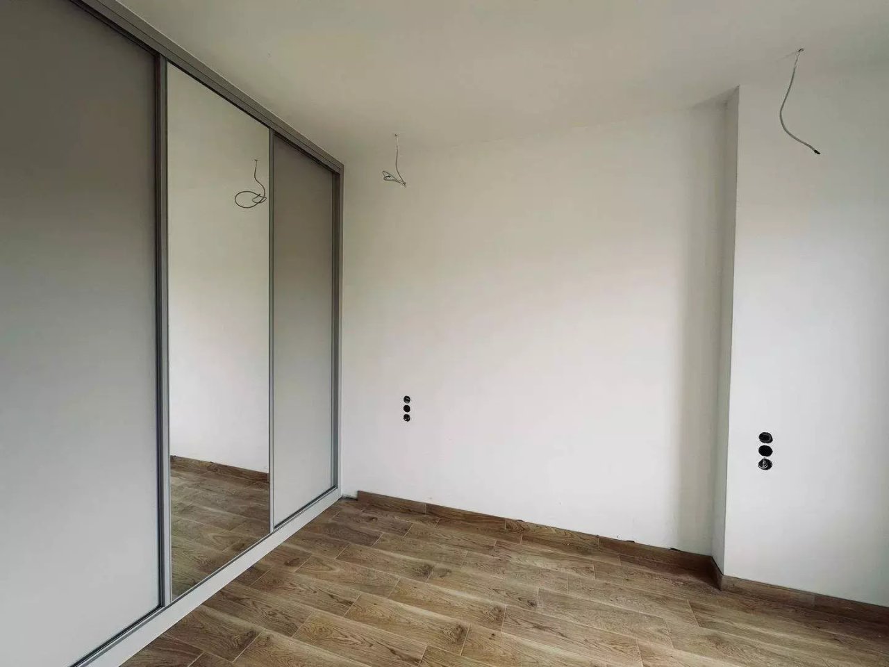 Komfort pur: Großzügiger Einbauschrank mit Spiegeltüren und hochwertigem Holzparkett - Ihr neues Zuhause wartet! Komfort pur: Großzügiger Einbauschrank mit Spiegeltüren und hochwertigem Holzparkett - Ihr neues Zuhause wartet!