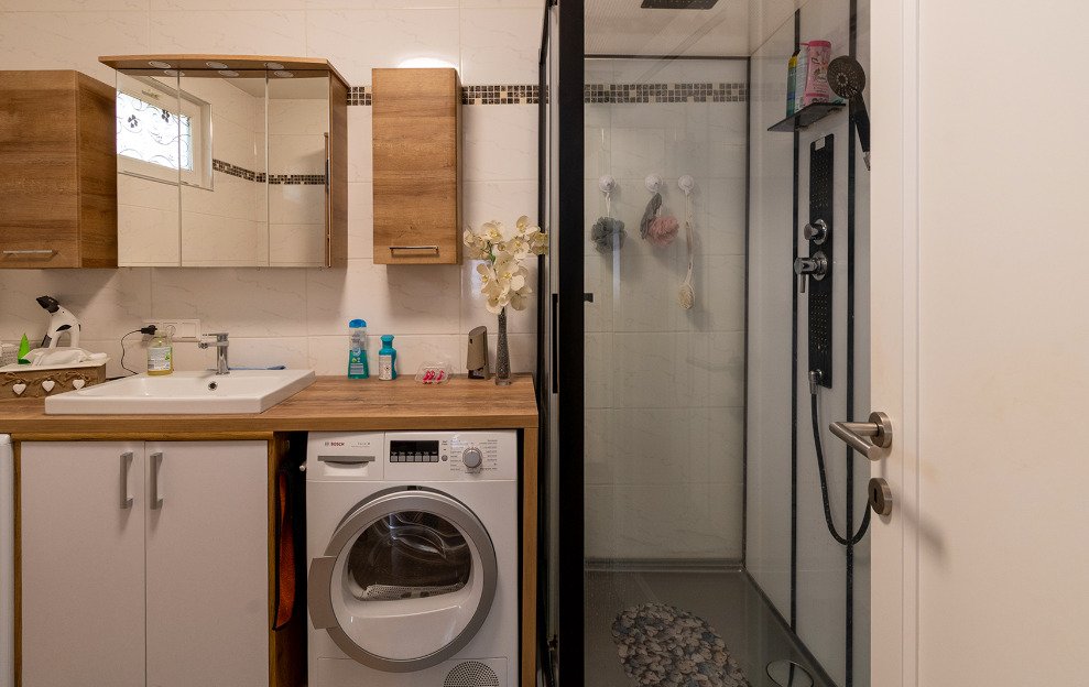 Modernes Badezimmer mit begehbarer Dusche und praktischer Waschtischzone