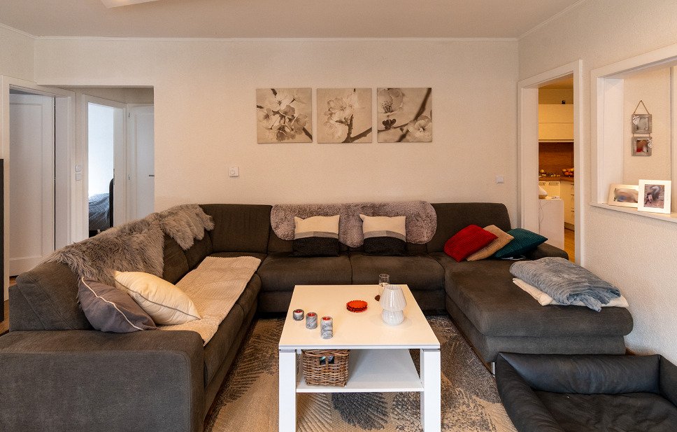 Helles Wohnzimmer mit offener Raumaufteilung und vielfältigen Zugangsmöglichkeiten