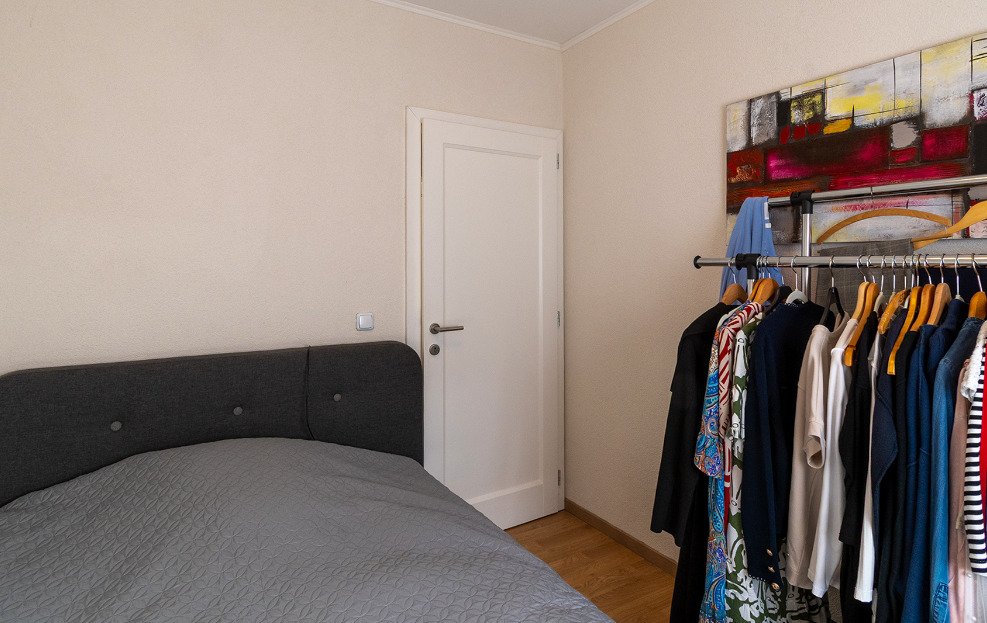 Komfortables Schlafzimmer mit integriertem Ankleidebereich und praktischer Garderobenlösung