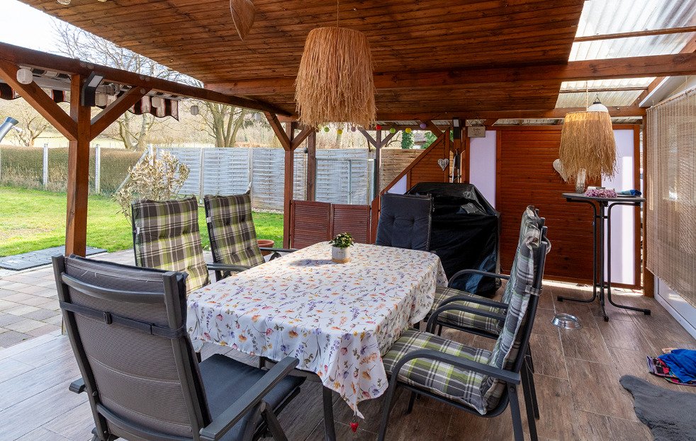 Überdachte Terrasse mit massiver Holzkonstruktion und direktem Gartenblick