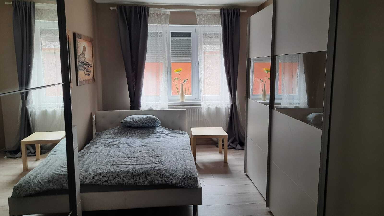 Helles Schlafzimmer mit praktischen Einbauschränken und großflächigen Fensterfront