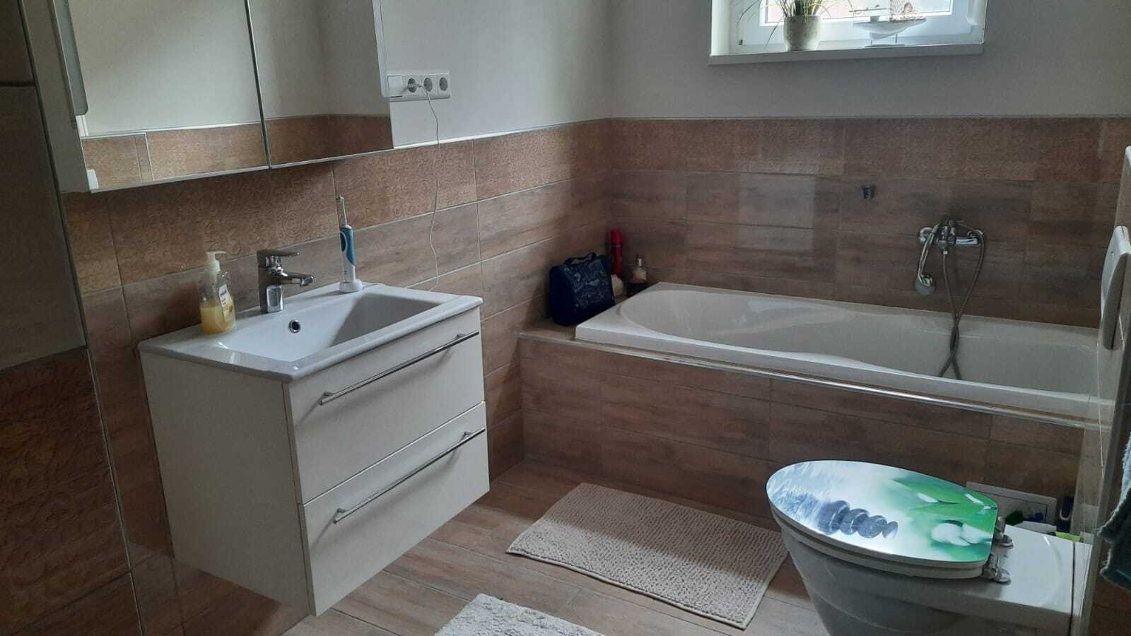 Modernes Badezimmer mit separater Wanne und praktischem Waschtischbereich