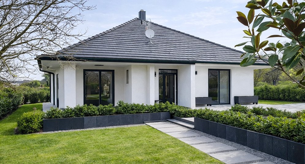 Moderne Architektur mit großflächigen Schiebeelementen und nahtloser Verbindung zum Außenbereich