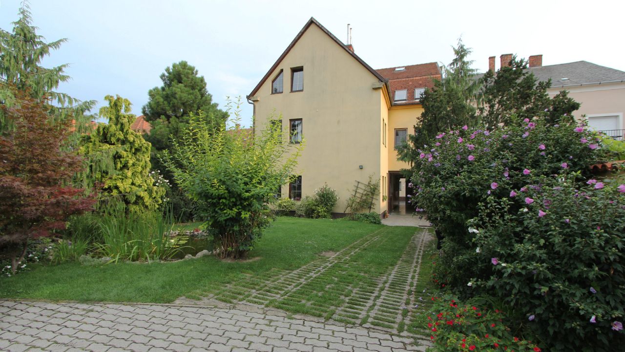 Keszthely: (AA) Single-family house with separate business premises in the center 