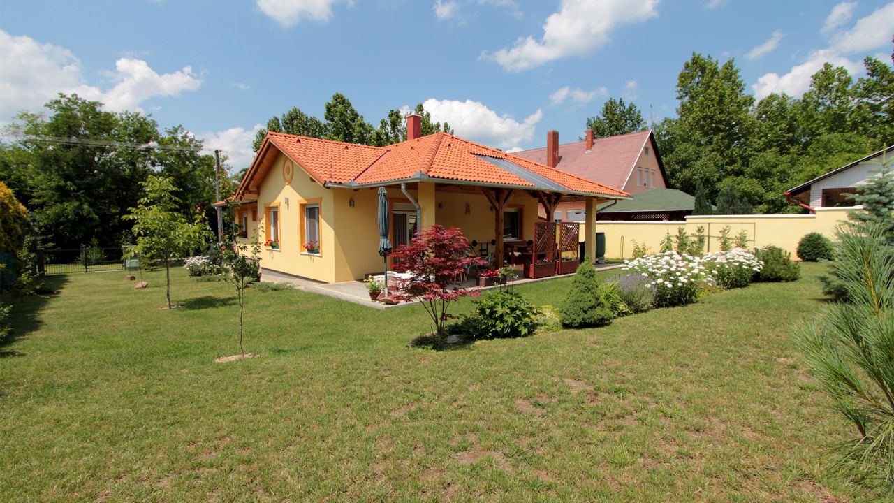 Héviz: (AA) Modern bungalow surrounded by a well-kept garden 