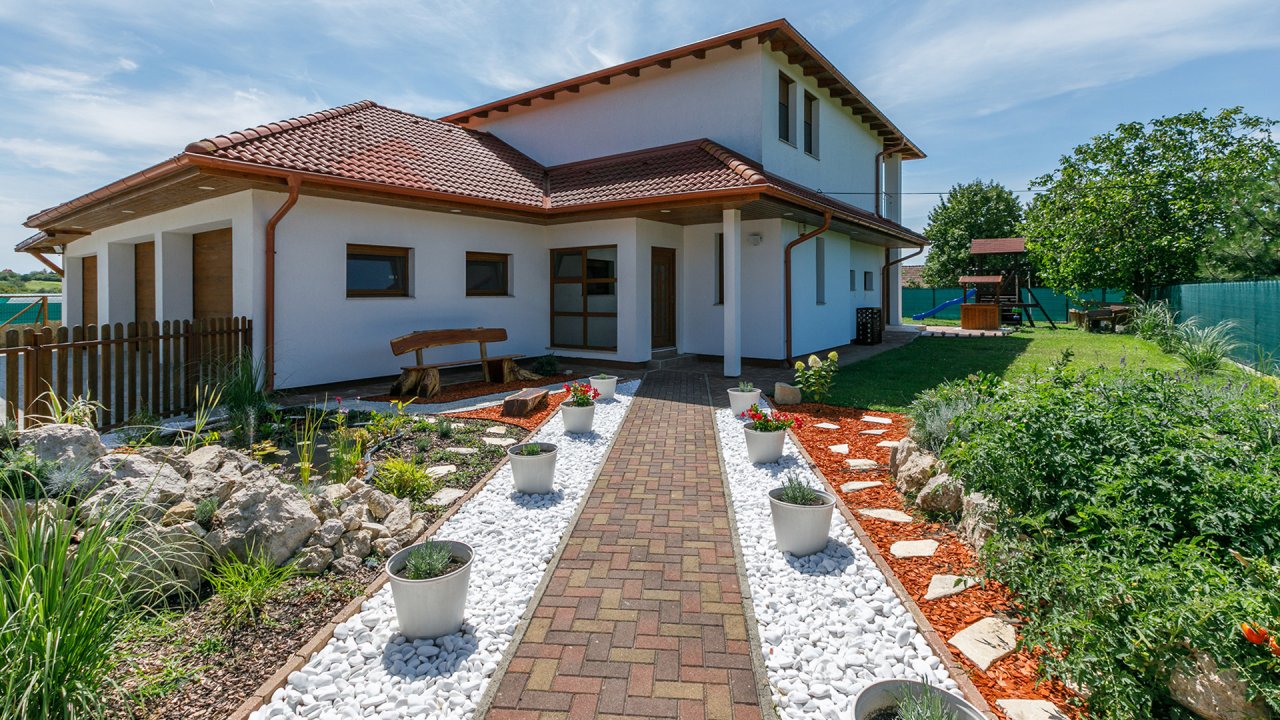 Cserszegtomaj: (AAA) spacious residential house overlooking Lake Balaton 