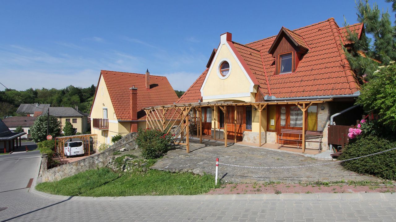 Héviz: (AA) Large property with apartment, business premises and restaurant 