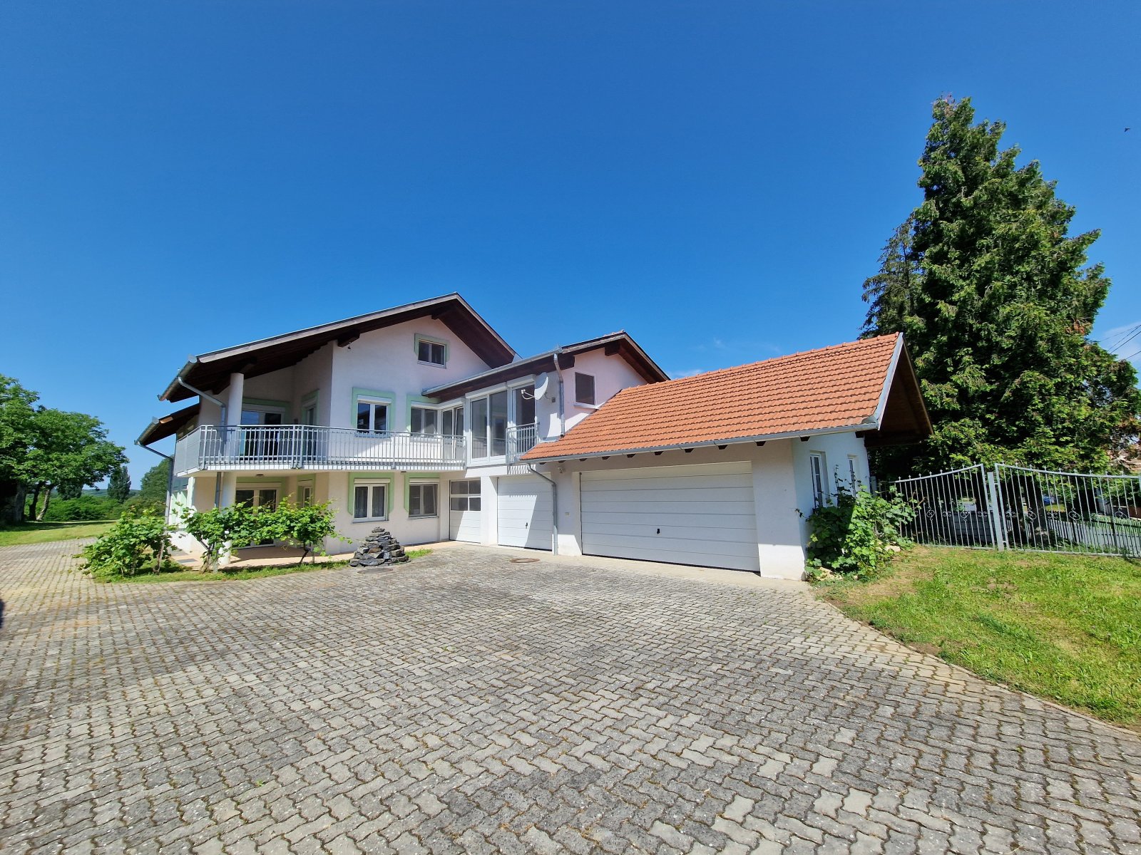 Nagygörbő: (AAAB) Multi-generational house / assisted living / investment! 