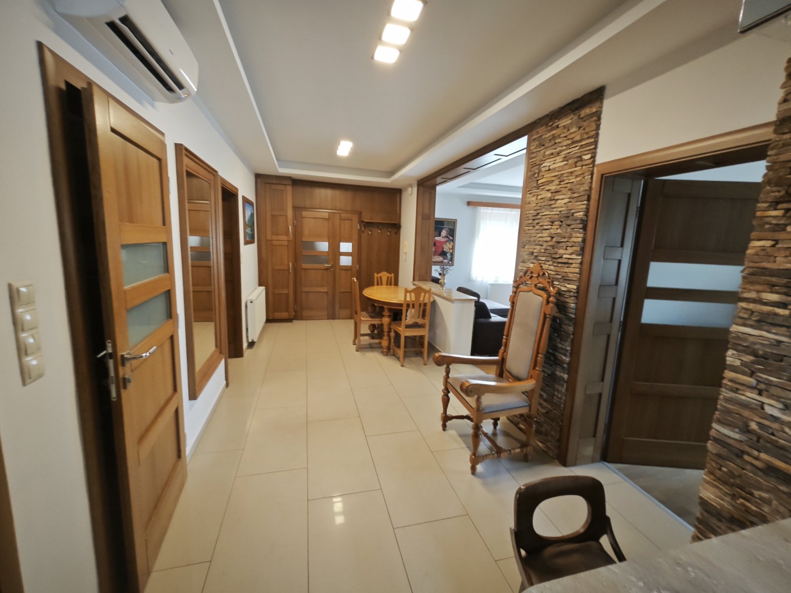 (AAAB) Carpentry shop at Lake Balaton with full order books & residential house