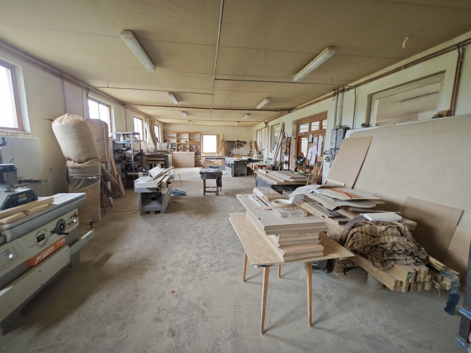 (AAAB) Carpentry shop at Lake Balaton with full order books & residential house