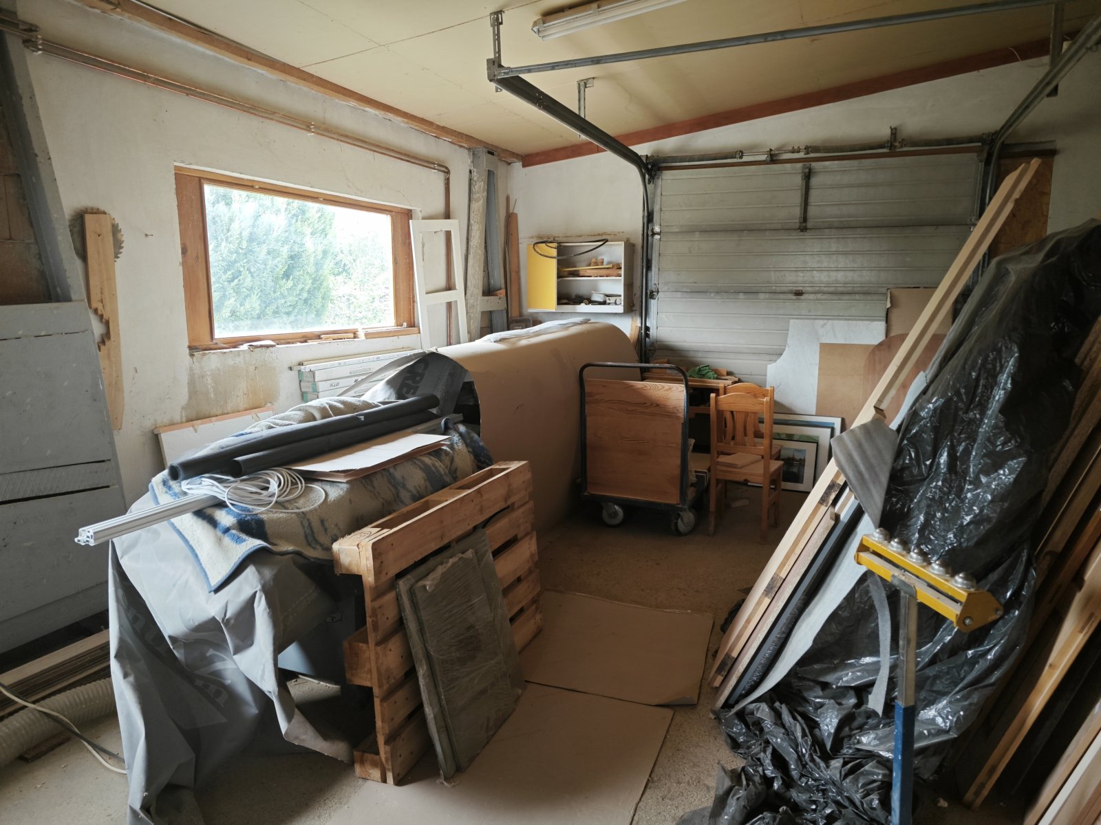 (AAAB) Carpentry shop at Lake Balaton with full order books & residential house