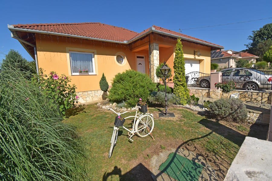 Nagyrécse: (AAAB) High-quality bungalow / country house in a prime residential area 