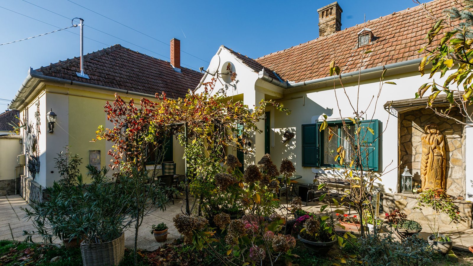 Sümegcsehi: Traditional family house on the outskirts of the quaint town of Sümeg (BBA-33762) 