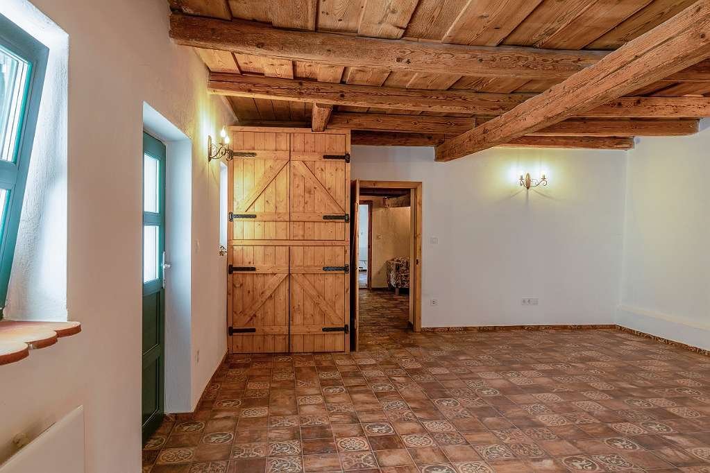 (AAAB) Beautiful rustic farmhouse