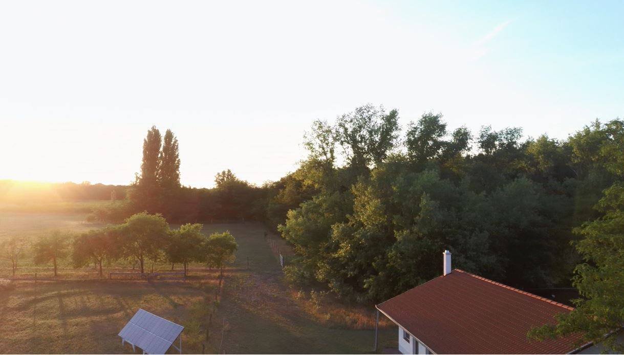 Farm with 3 residential buildings and outbuildings and 8.3 hectares of land