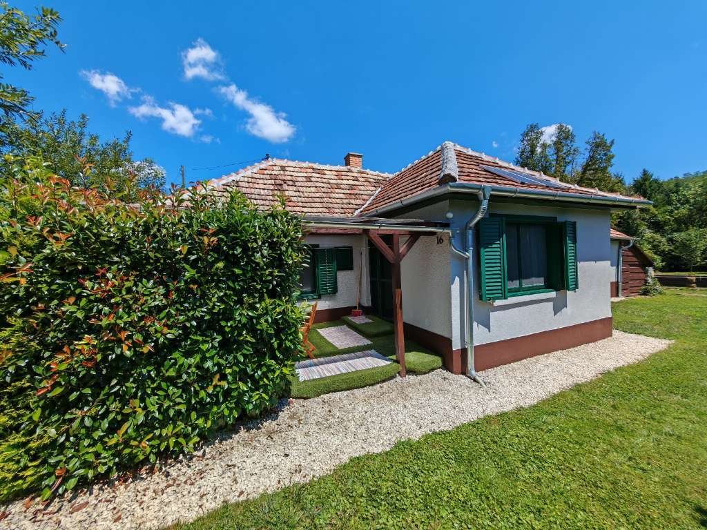 bei Búcsúszentlászló: Renovated clay house with a very special charm in Western Hungary (AAA-WH4526) 