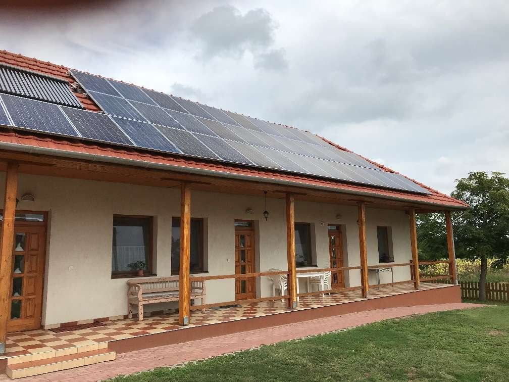 Egyek: Large house in the center offers a variety of possibilities (AAA) 