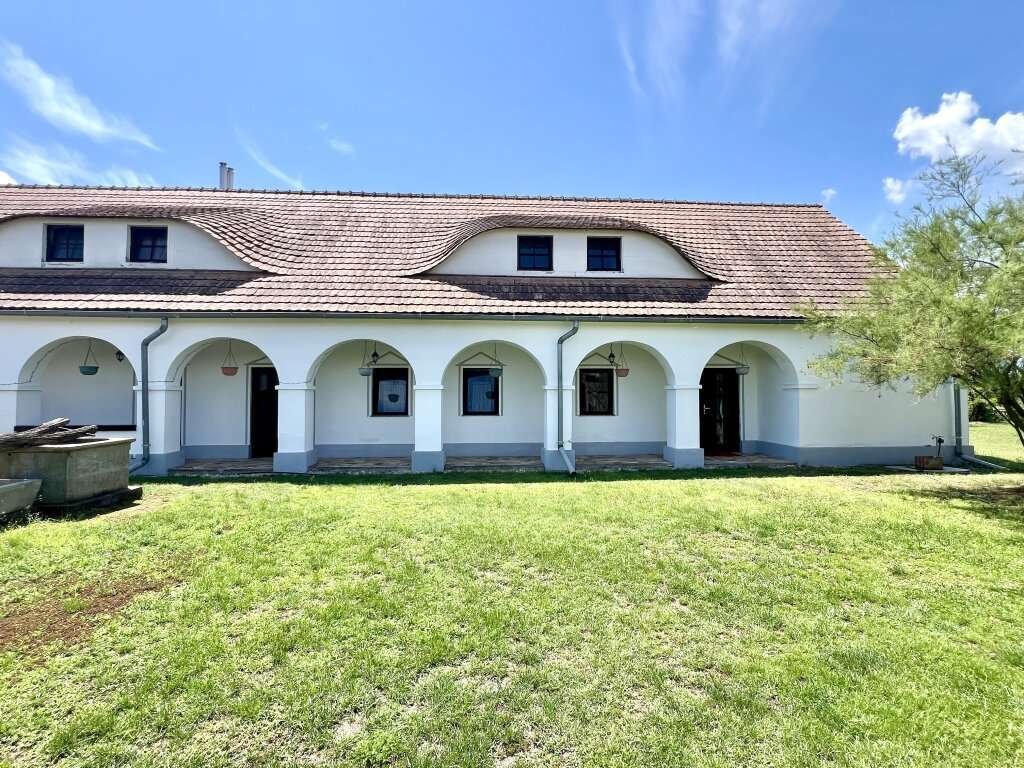 Vámoscsalád: Exceptional manor house with diverse possibilities (AAA) 