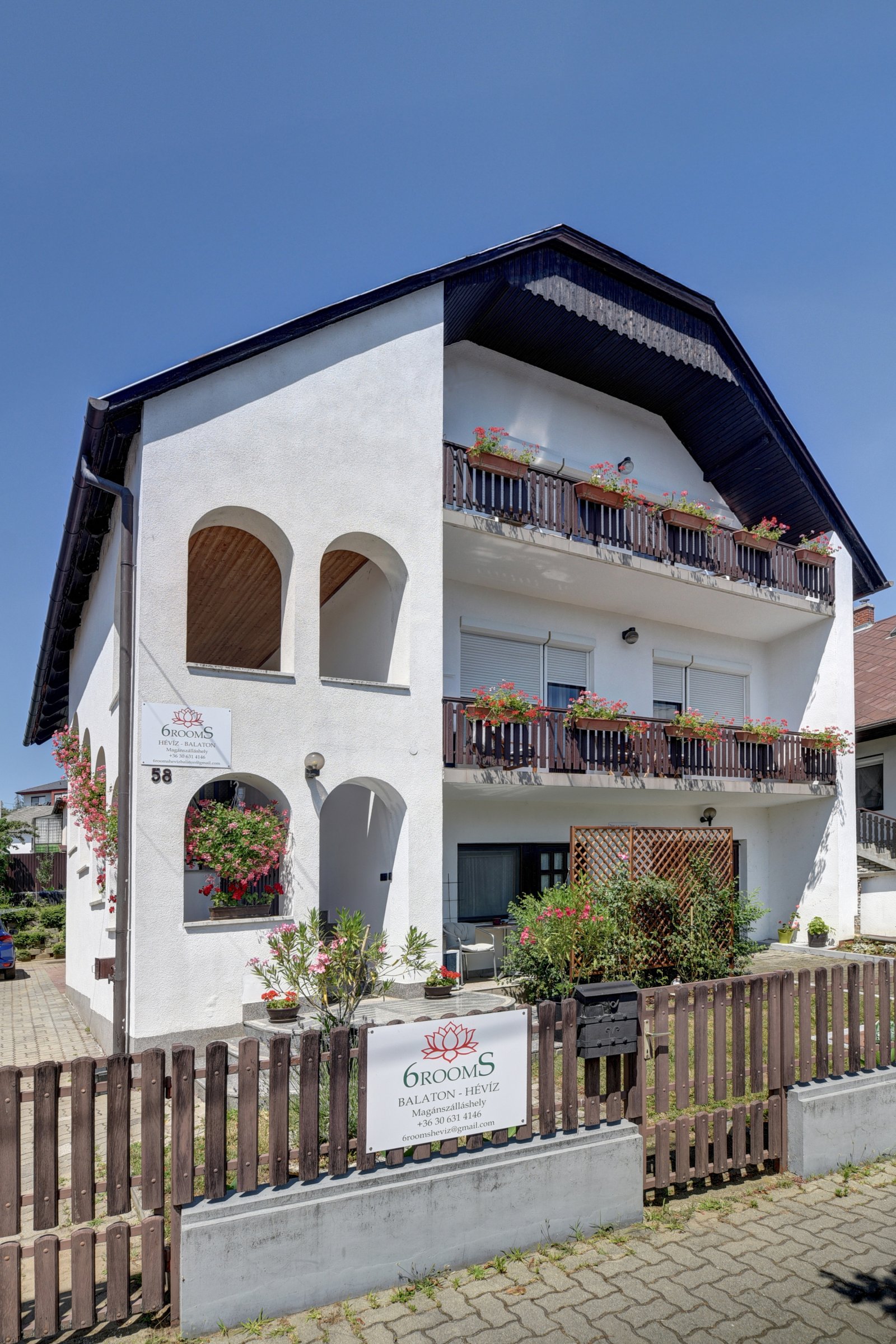 Hévíz: Newly renovated furnished apartment on the 2nd floor of a three-story detached house in the city center 