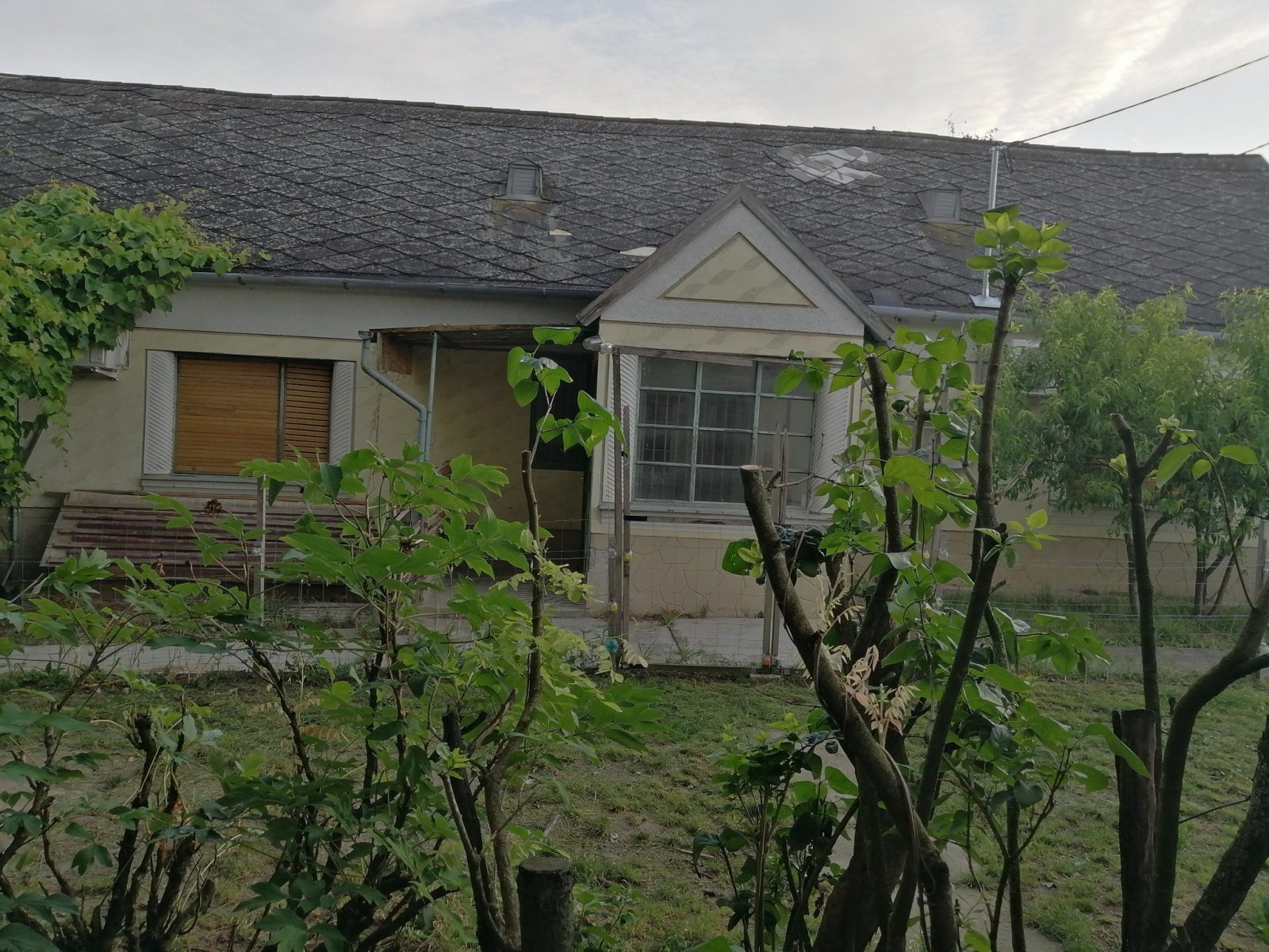 Pacsa: Partially renovated property for animal husbandry with two residential units (BCA) 