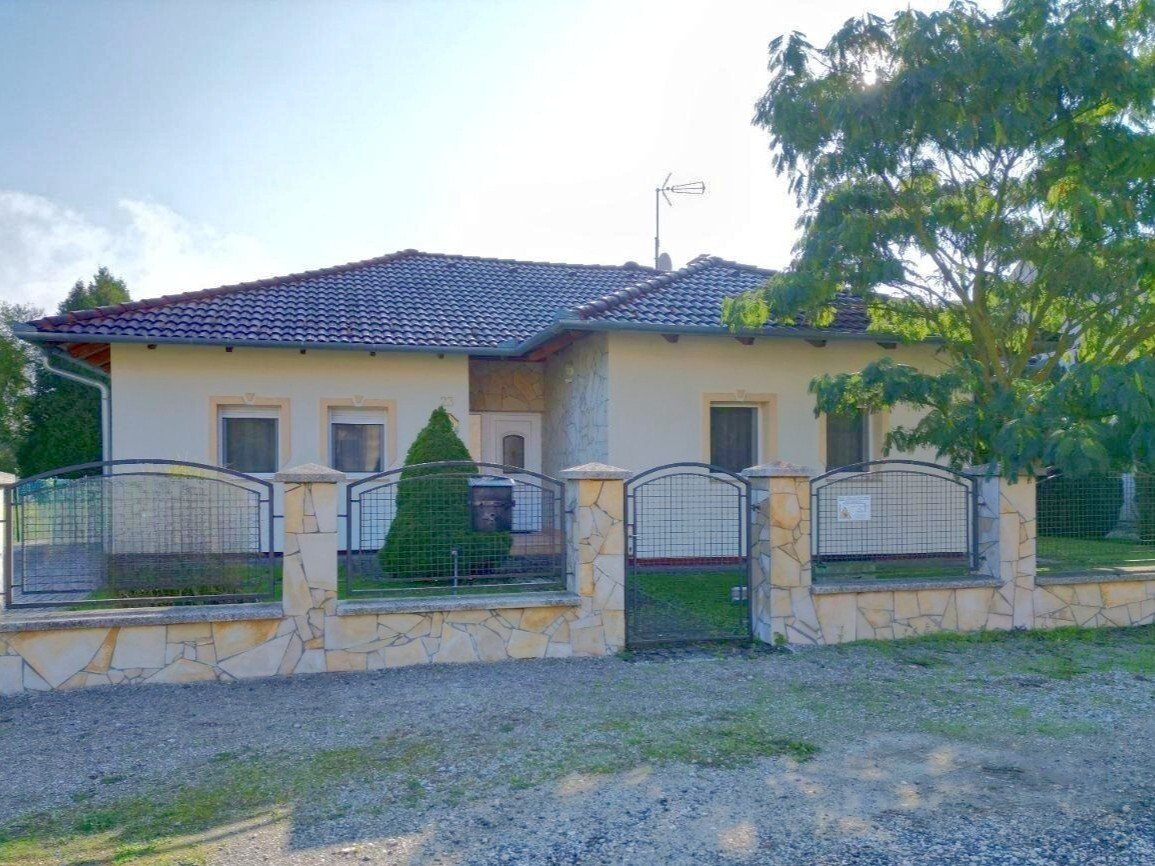 Kehidakustány: Exclusive and well-maintained family house in a quiet, central location near Lake Balaton 