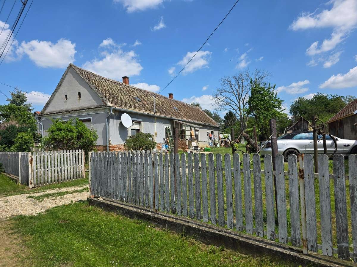 Hegyhátsál: (CAA) Partially renovated single-family house near Austria 