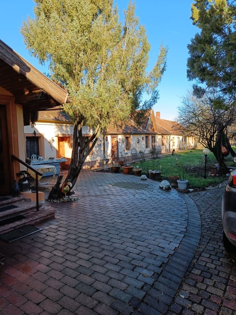Zalameggyes: an exceptional property, consisting of a main house, two guest houses and a 40 m² common room 