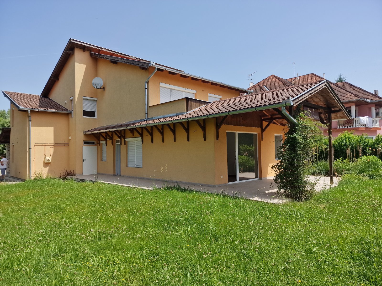 Kehidakustány: (AA) Large family house with practice or office; Everything is possible here! 