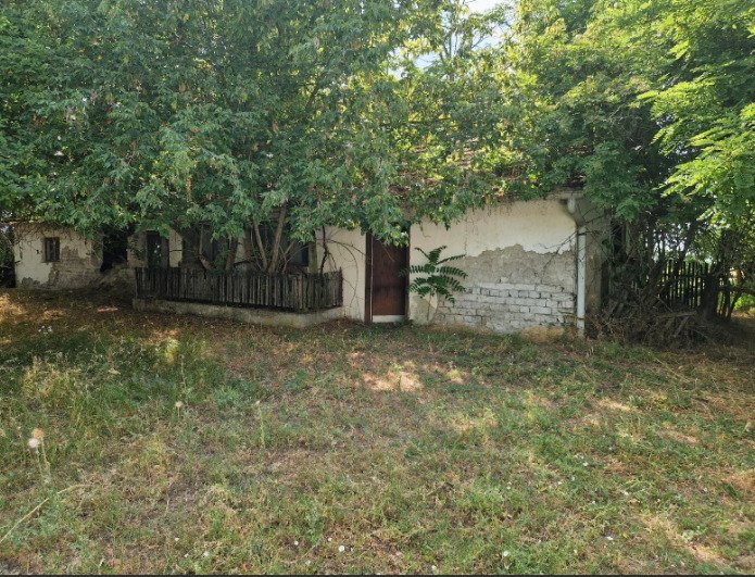 Petőfiszállás: Farm in need of renovation, covering 20 hectares 