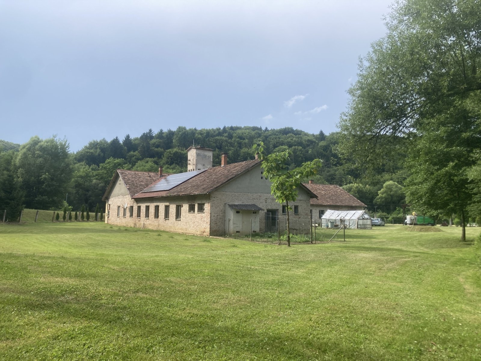 Felsőszönök: Former barracks buildings with diverse usage possibilities 