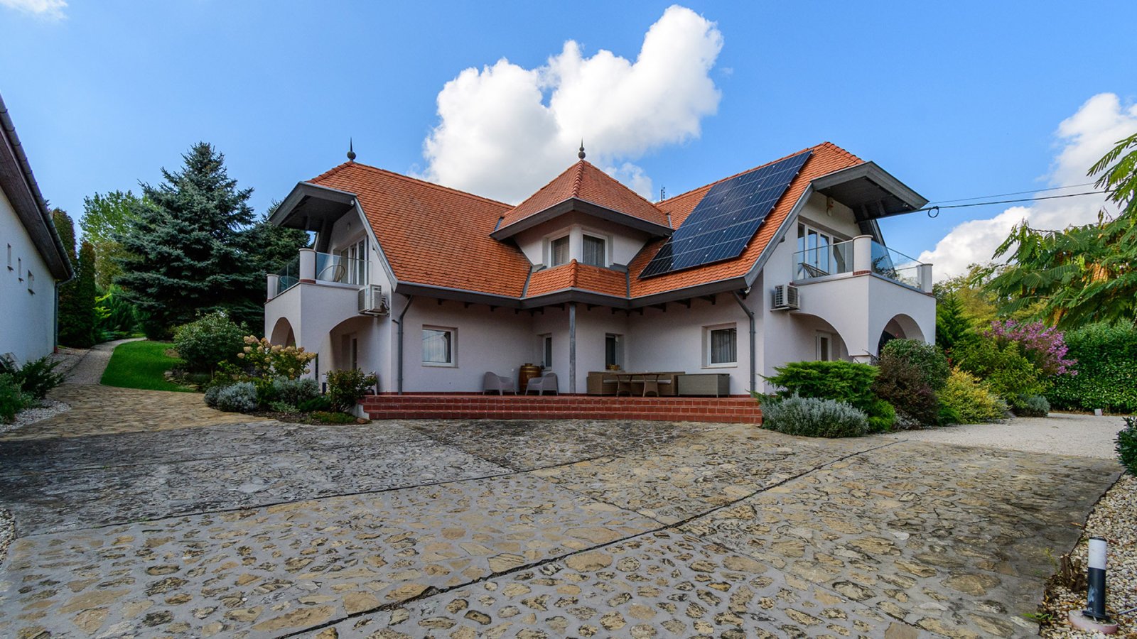 Héviz: () Beautiful property with holiday apartments or multi-generational house 