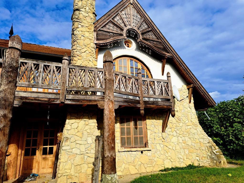 bei Kadarkút: Castle-like property with its own lake in the heart of the Zselic area 