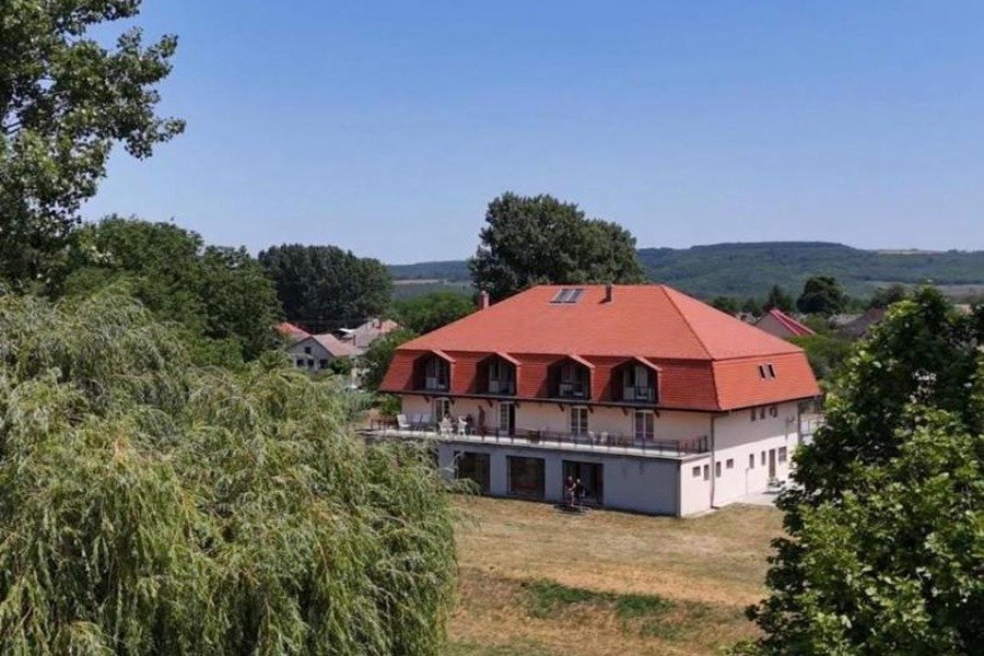bei Lengyeltóti: (ABA) Hotel-pension in a quiet location with large grounds & pond 