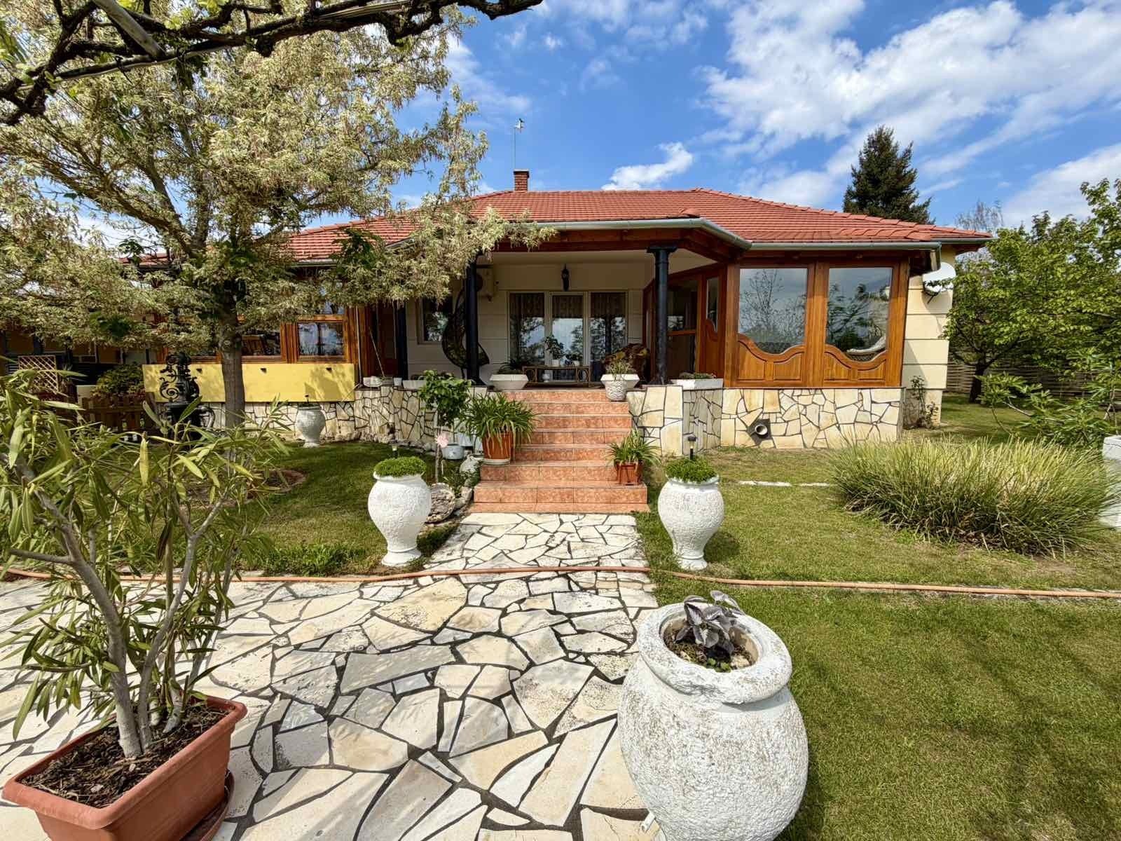 Gyenesdiás: (AAA) Cozy house with a beautiful garden on the northern shore of Lake Balaton 