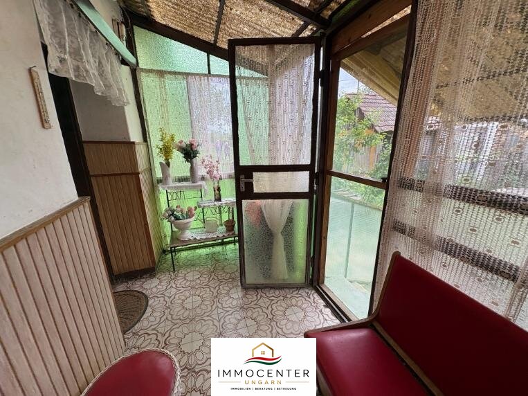 House in need of renovation in a quiet, harmonious setting