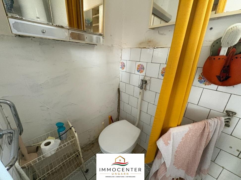 House in need of renovation in a quiet, harmonious setting