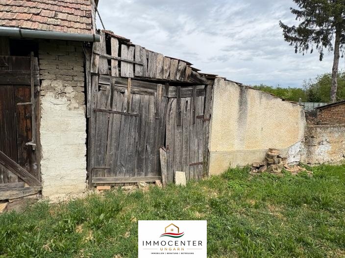 House in need of renovation in a quiet, harmonious setting