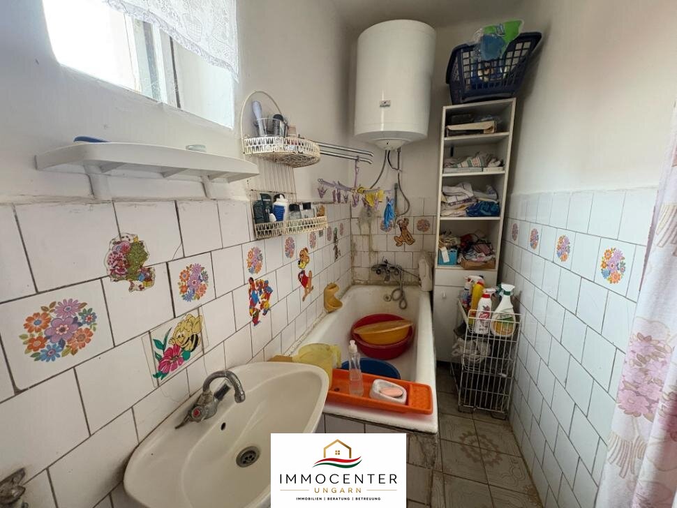 House in need of renovation in a quiet, harmonious setting