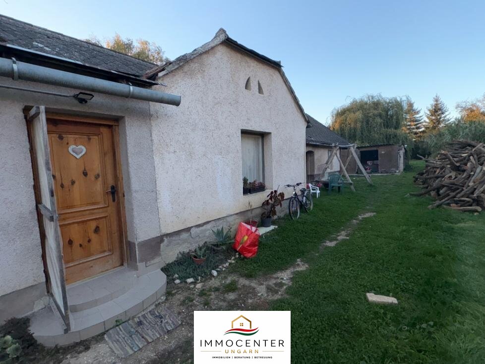 House in need of renovation in a quiet, harmonious setting