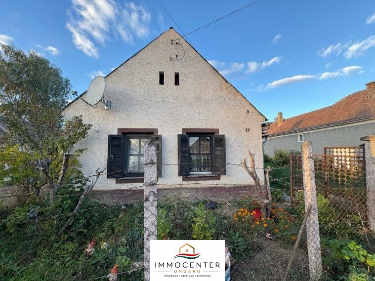 House in need of renovation in a quiet, harmonious setting