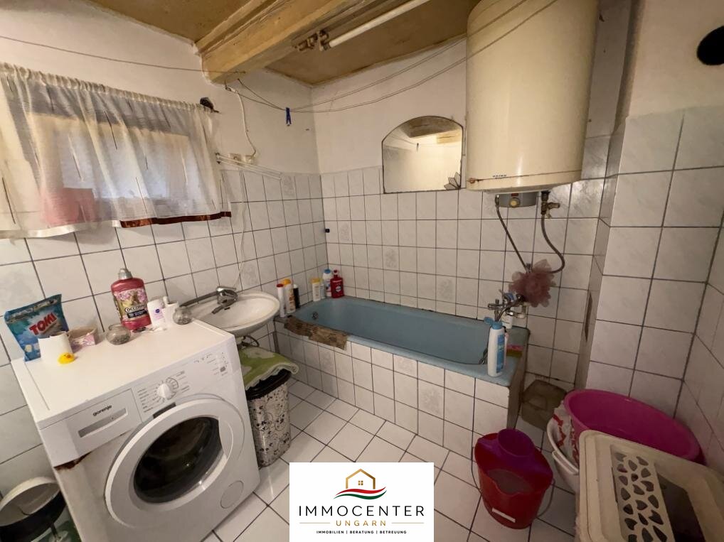 House in need of renovation in a quiet, harmonious setting